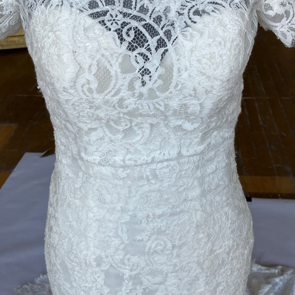 Lace wedding dress with medium train. - Picture 11 of 16